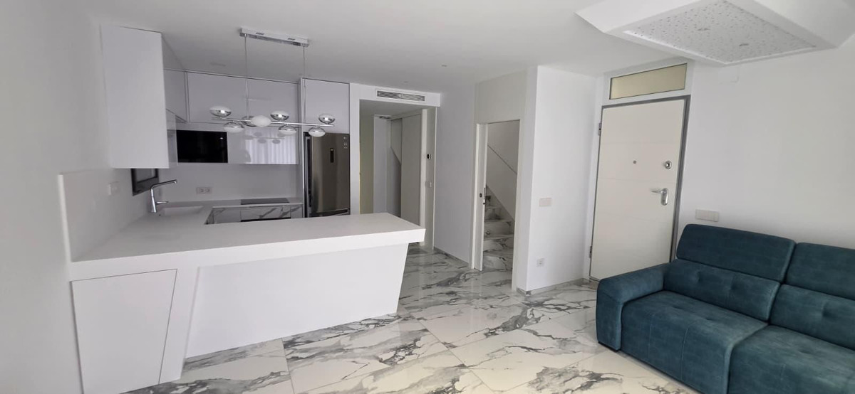 For sale - 5 Bedroom 3 Bathroom House - Detached Villa in Torrevieja - Torrevieja Centro  - Alicante