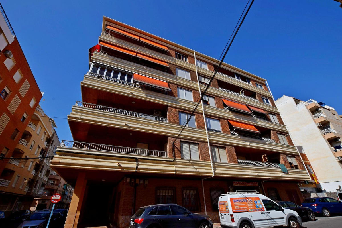 For sale - 3 Bedroom 3 Bathroom Apartment - Middle Floor Apartment in Torrevieja - Torrevieja Centro  - Alicante
