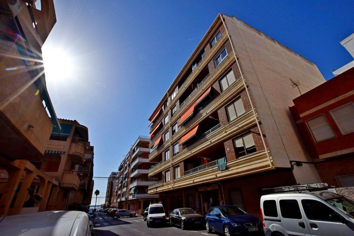 For sale - 3 Bedroom 3 Bathroom Apartment - Middle Floor Apartment in Torrevieja - Torrevieja Centro  - Alicante