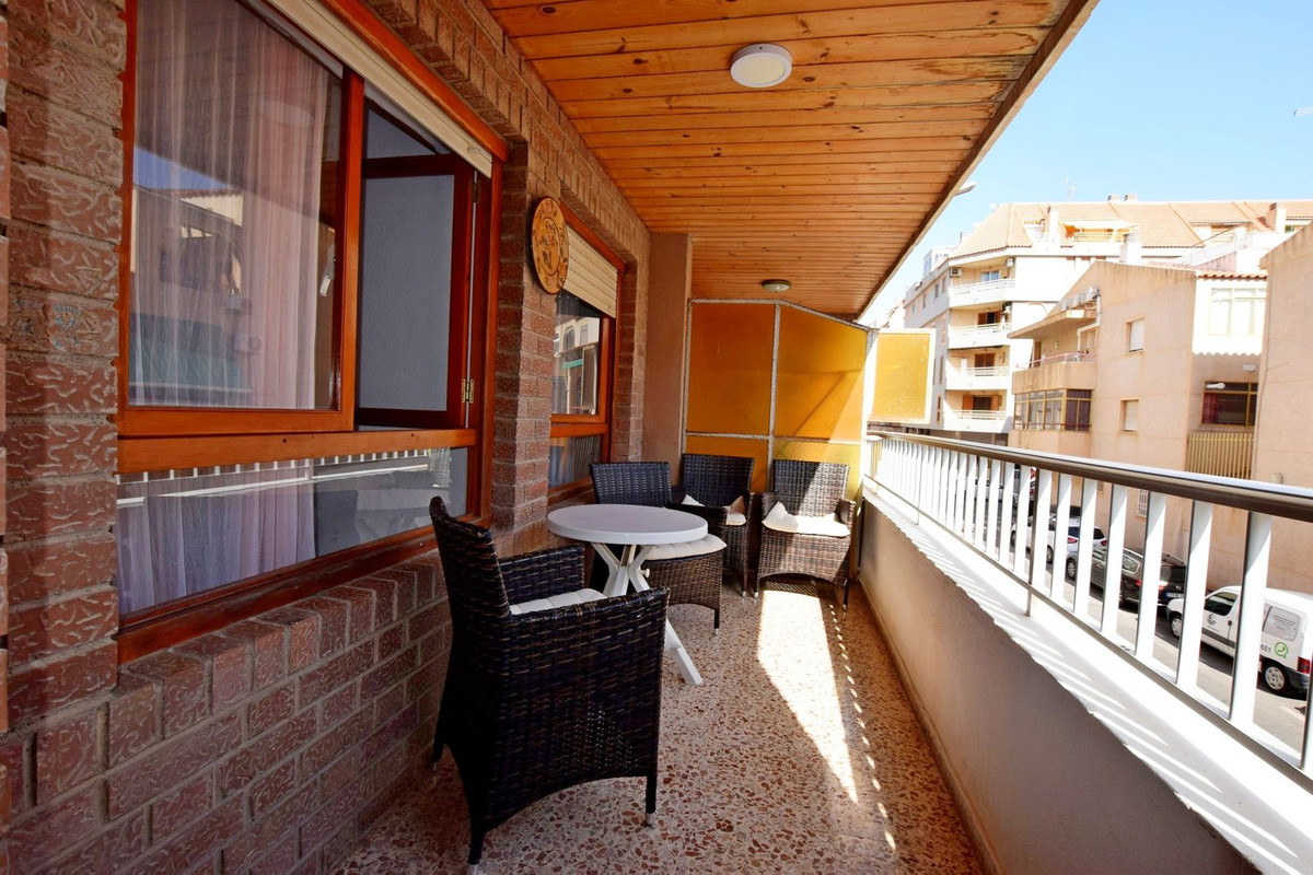 For sale - 3 Bedroom 3 Bathroom Apartment - Middle Floor Apartment in Torrevieja - Torrevieja Centro  - Alicante