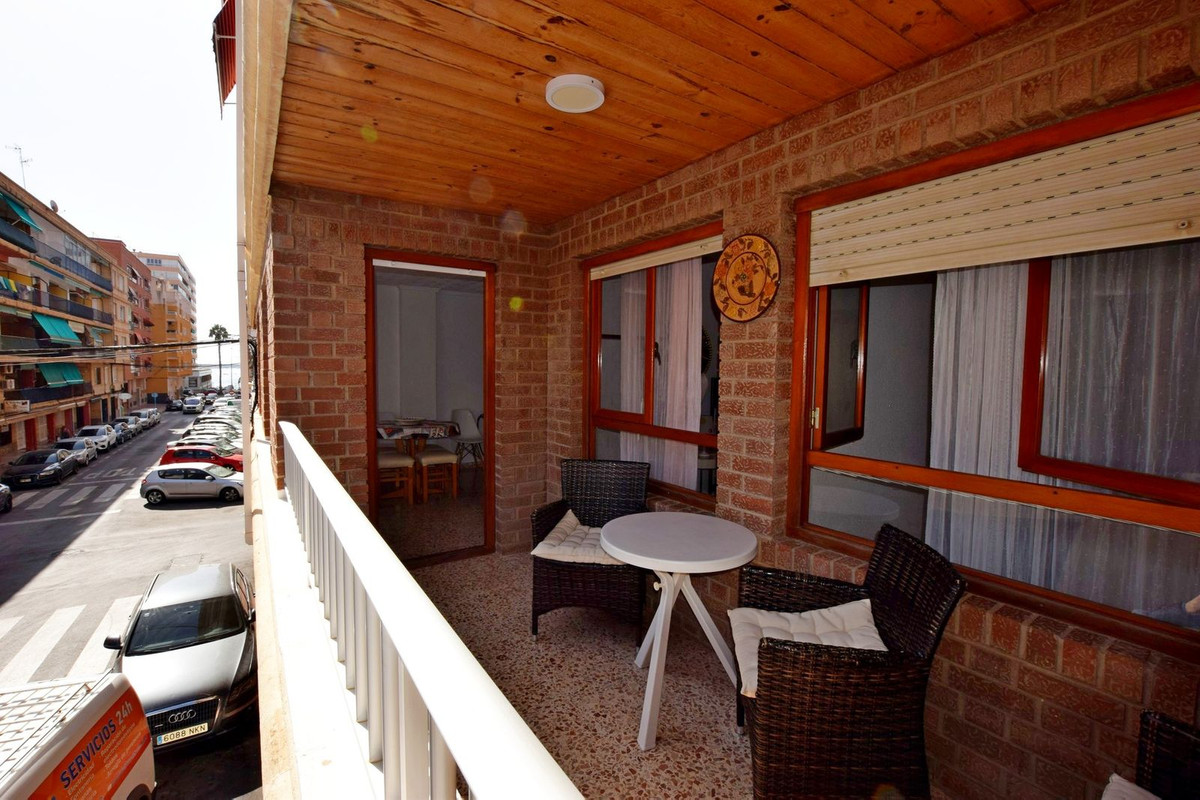 For sale - 3 Bedroom 3 Bathroom Apartment - Middle Floor Apartment in Torrevieja - Torrevieja Centro  - Alicante