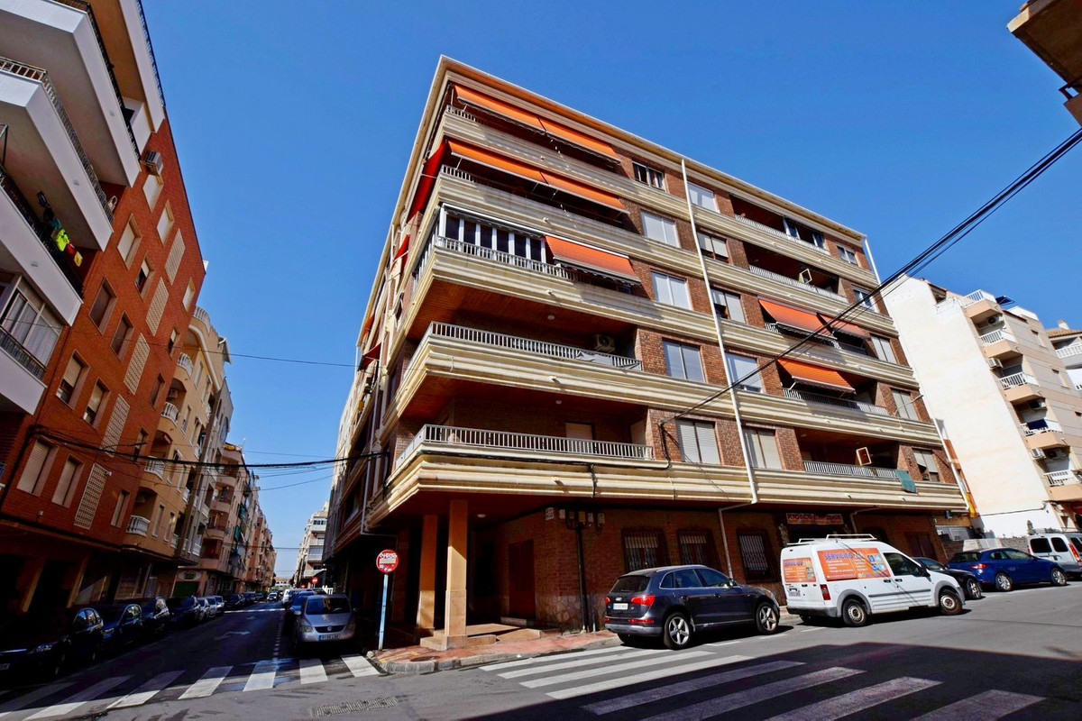 For sale - 3 Bedroom 3 Bathroom Apartment - Middle Floor Apartment in Torrevieja - Torrevieja Centro  - Alicante