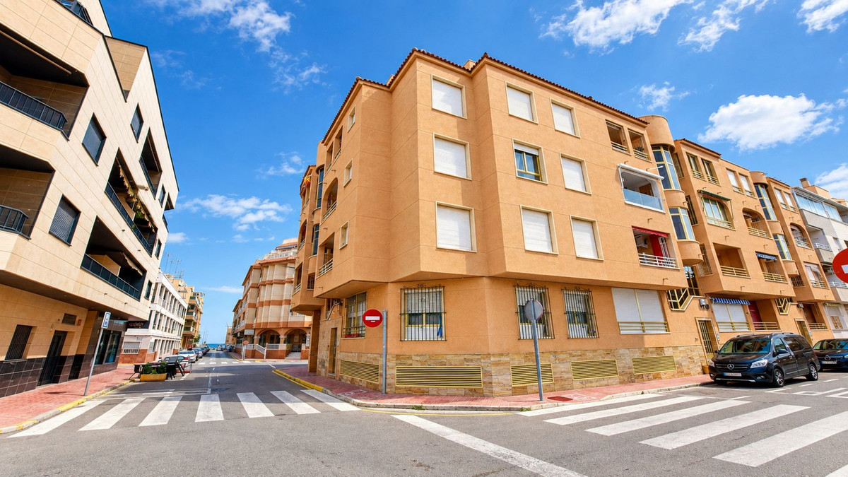 For sale - 2 Bedroom 1 Bathroom Apartment - Middle Floor Apartment in Torrevieja - Playa De La Mata  - Alicante