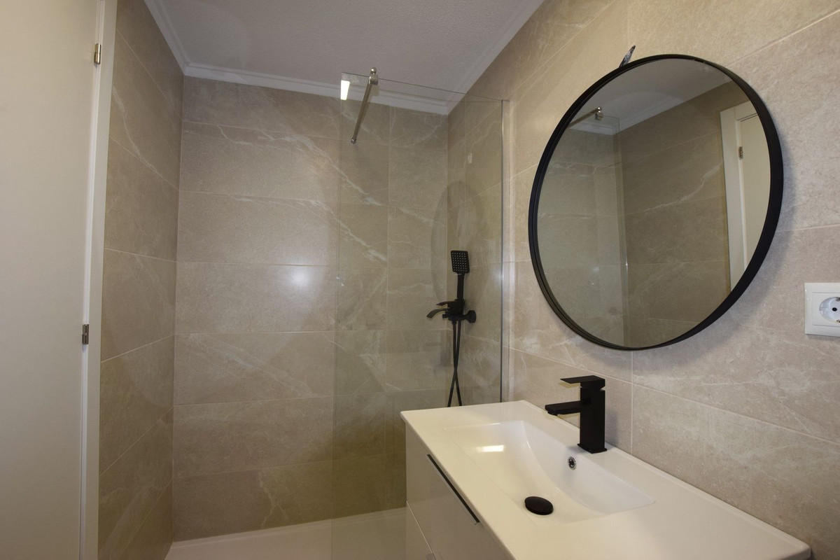 For sale - 2 Bedroom 1 Bathroom Apartment - Middle Floor Apartment in Torrevieja - Playa De La Mata  - Alicante
