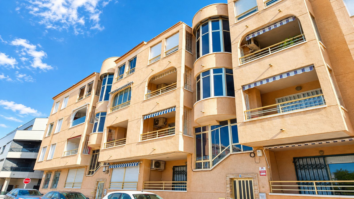 For sale - 2 Bedroom 1 Bathroom Apartment - Middle Floor Apartment in Torrevieja - Playa De La Mata  - Alicante