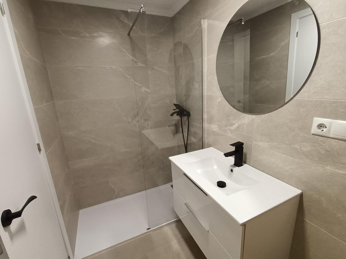 For sale - 2 Bedroom 1 Bathroom Apartment - Middle Floor Apartment in Torrevieja - Playa De La Mata  - Alicante