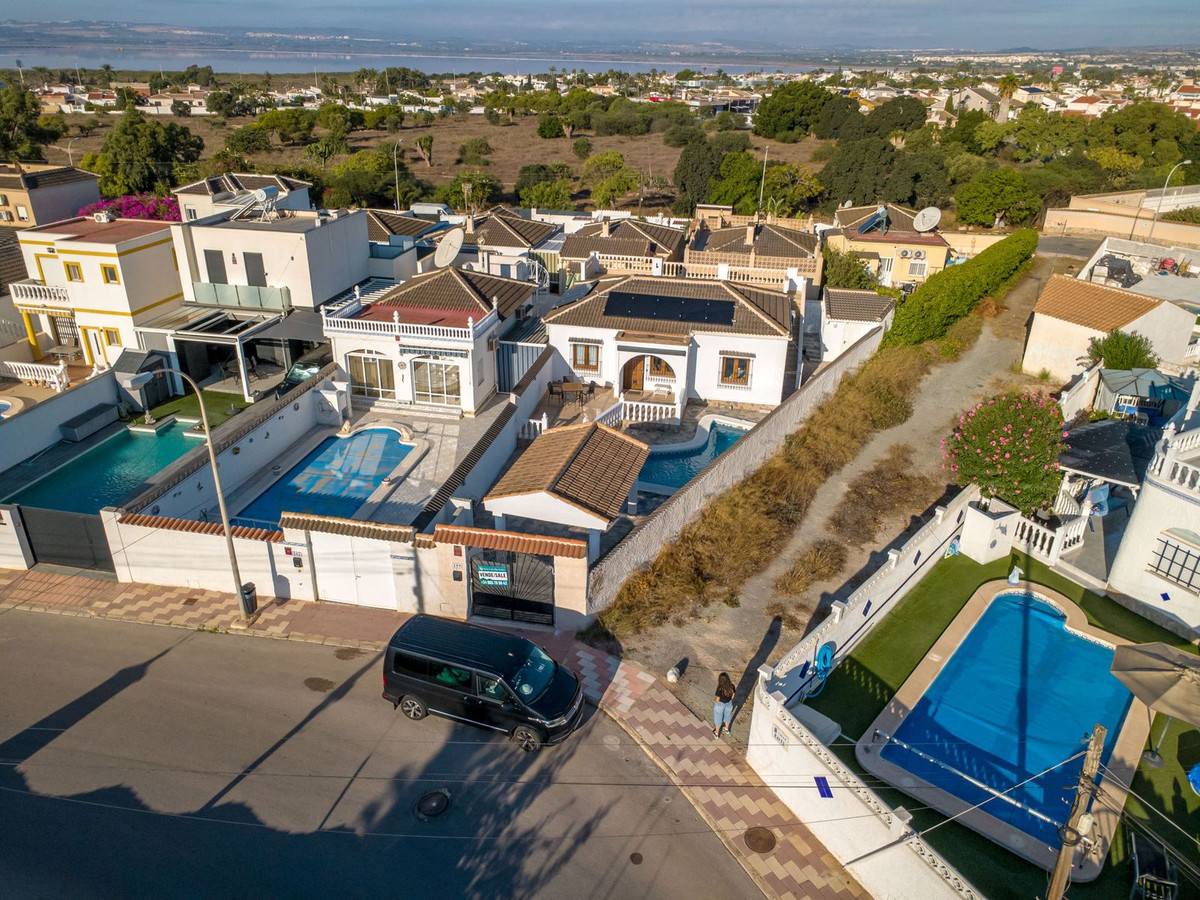 For sale - 3 Bedroom 2 Bathroom House - Detached Villa in Torrevieja - Torrevieja Centro  - Alicante