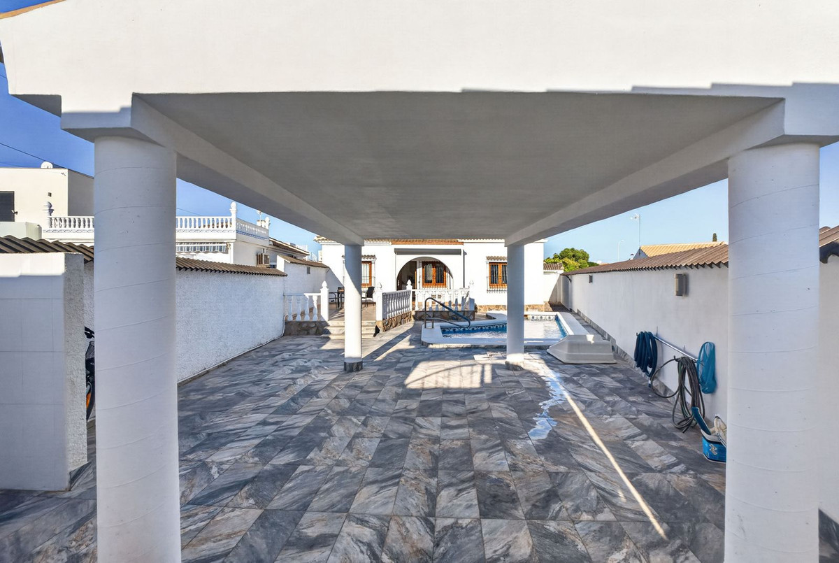 For sale - 3 Bedroom 2 Bathroom House - Detached Villa in Torrevieja - Torrevieja Centro  - Alicante