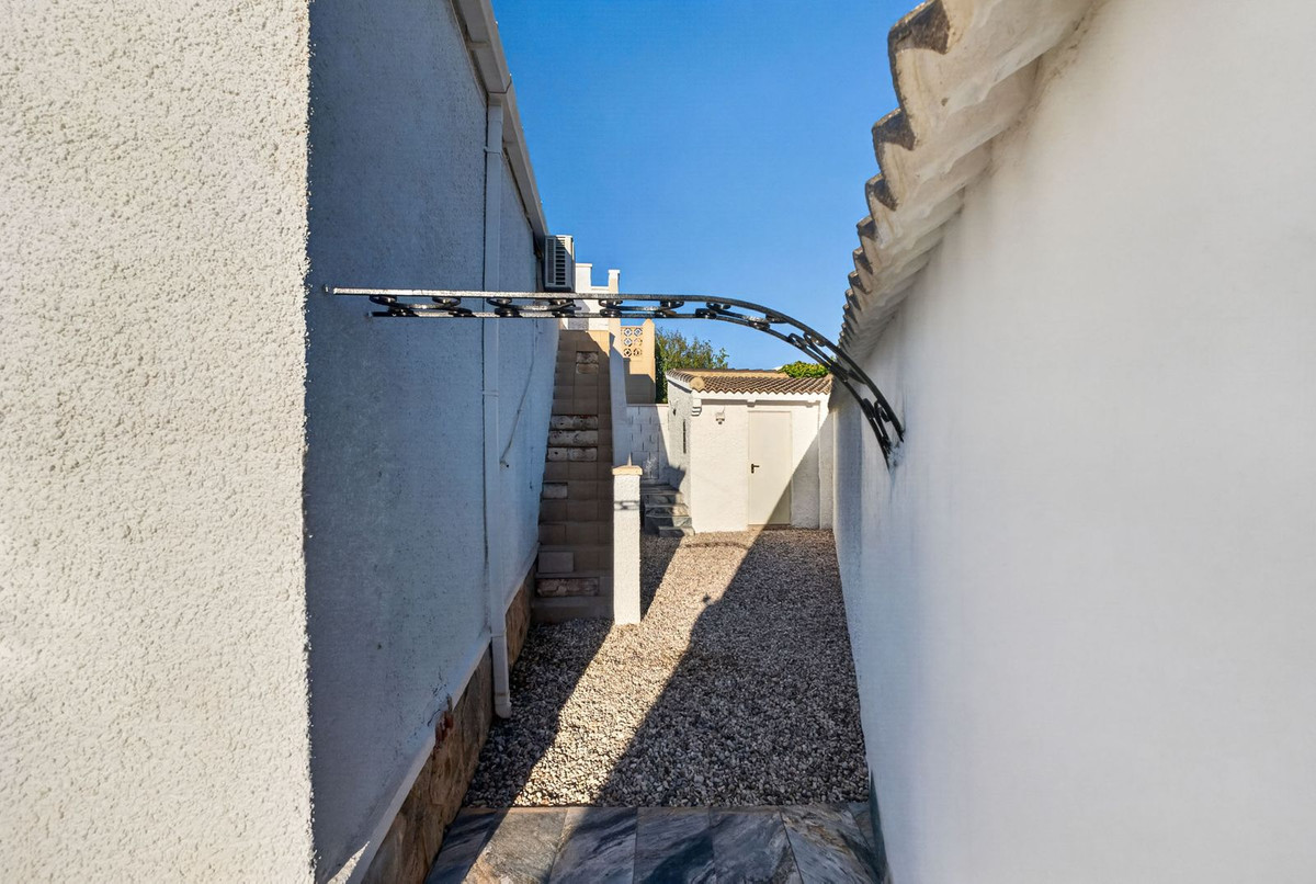 For sale - 3 Bedroom 2 Bathroom House - Detached Villa in Torrevieja - Torrevieja Centro  - Alicante