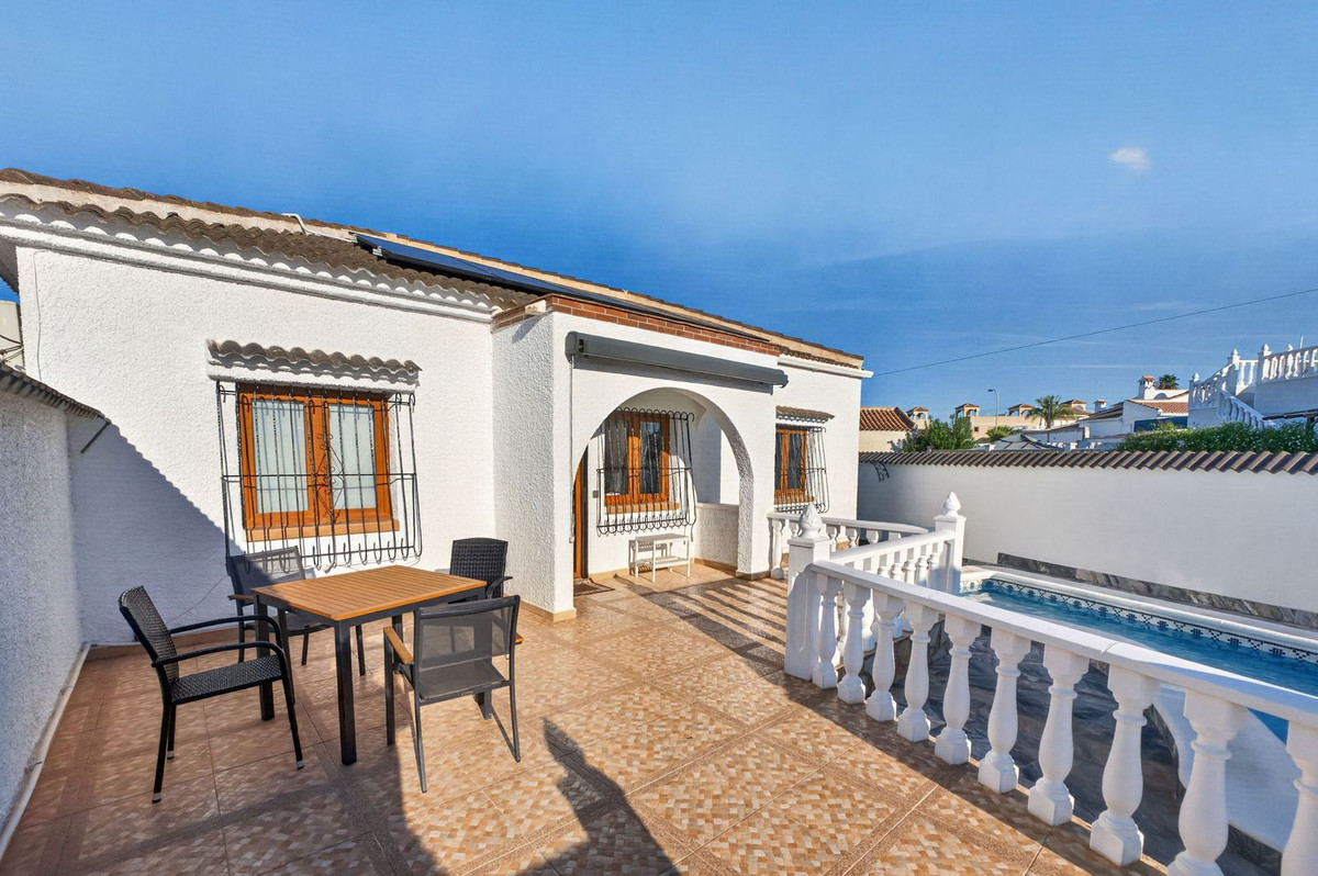 For sale - 3 Bedroom 2 Bathroom House - Detached Villa in Torrevieja - Torrevieja Centro  - Alicante
