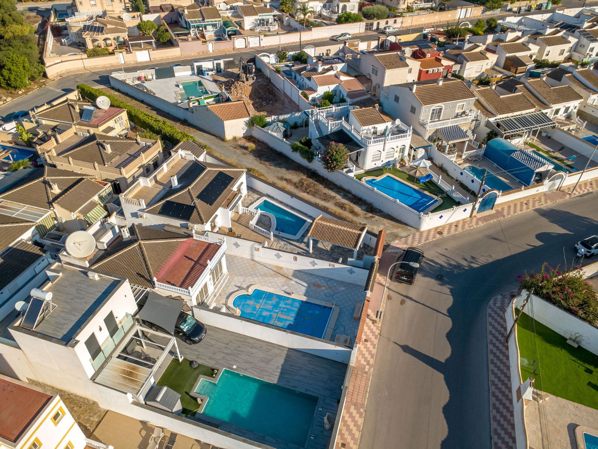 For sale - 3 Bedroom 2 Bathroom House - Detached Villa in Torrevieja - Torrevieja Centro  - Alicante