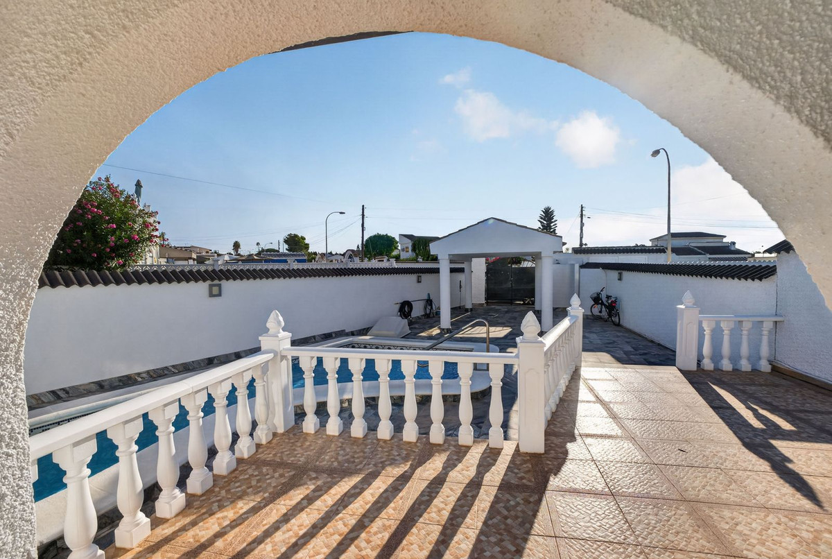 For sale - 3 Bedroom 2 Bathroom House - Detached Villa in Torrevieja - Torrevieja Centro  - Alicante