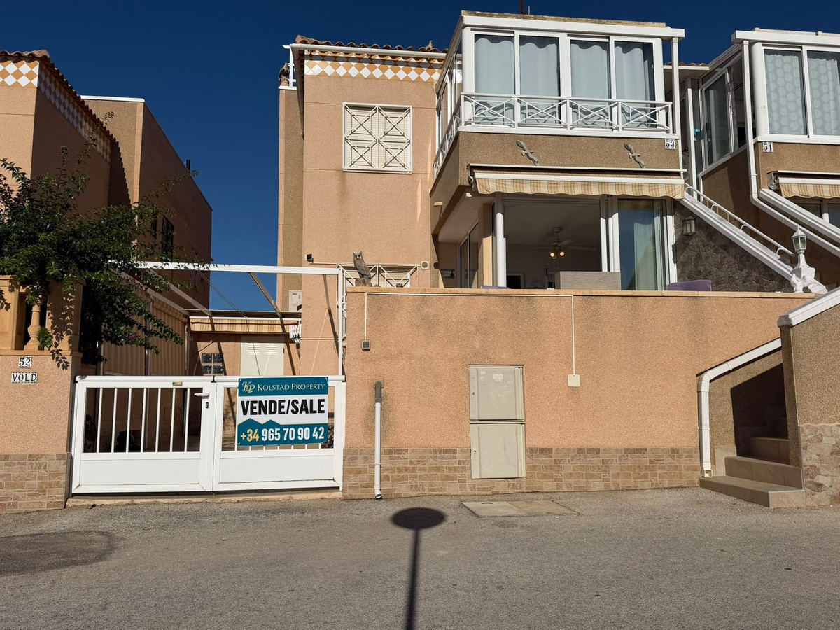 For sale - 2 Bedroom 1 Bathroom Apartment - Middle Floor Apartment in Torrevieja - Torrevieja Centro  - Alicante