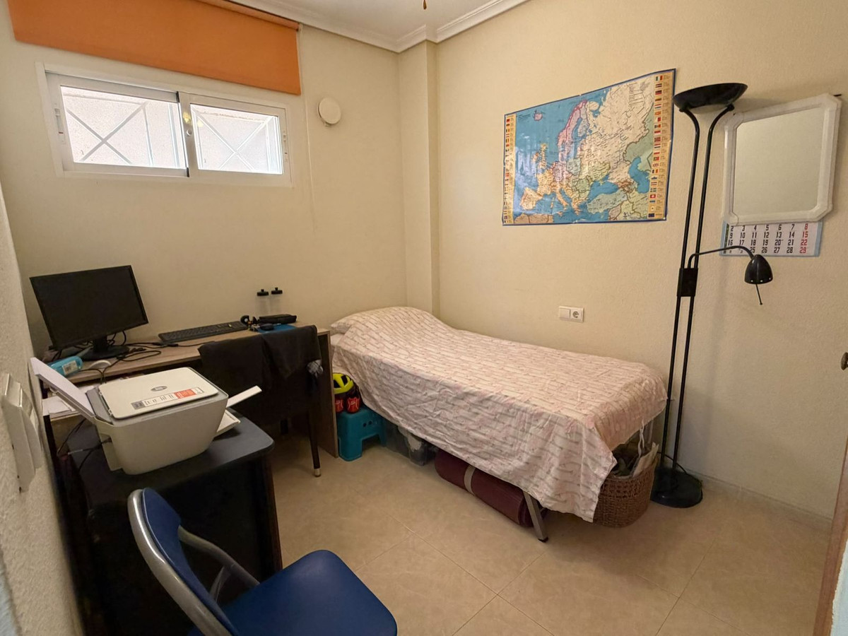 For sale - 2 Bedroom 1 Bathroom Apartment - Middle Floor Apartment in Torrevieja - Torrevieja Centro  - Alicante