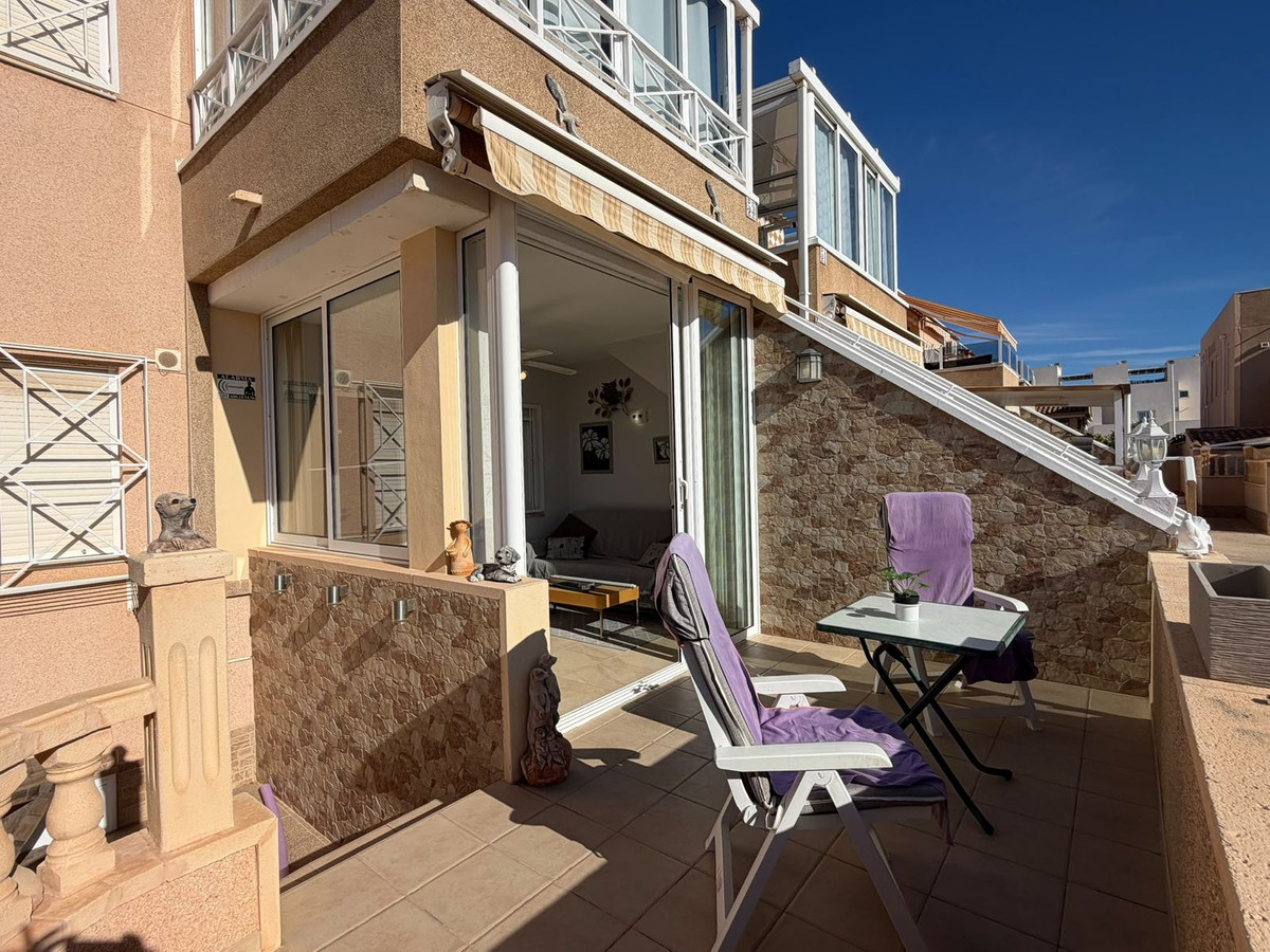 For sale - 2 Bedroom 1 Bathroom Apartment - Middle Floor Apartment in Torrevieja - Torrevieja Centro  - Alicante