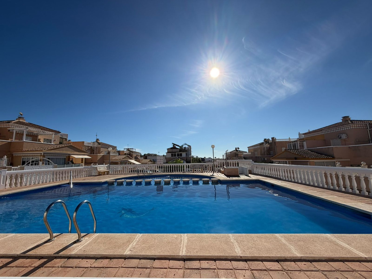 For sale - 2 Bedroom 1 Bathroom Apartment - Middle Floor Apartment in Torrevieja - Torrevieja Centro  - Alicante