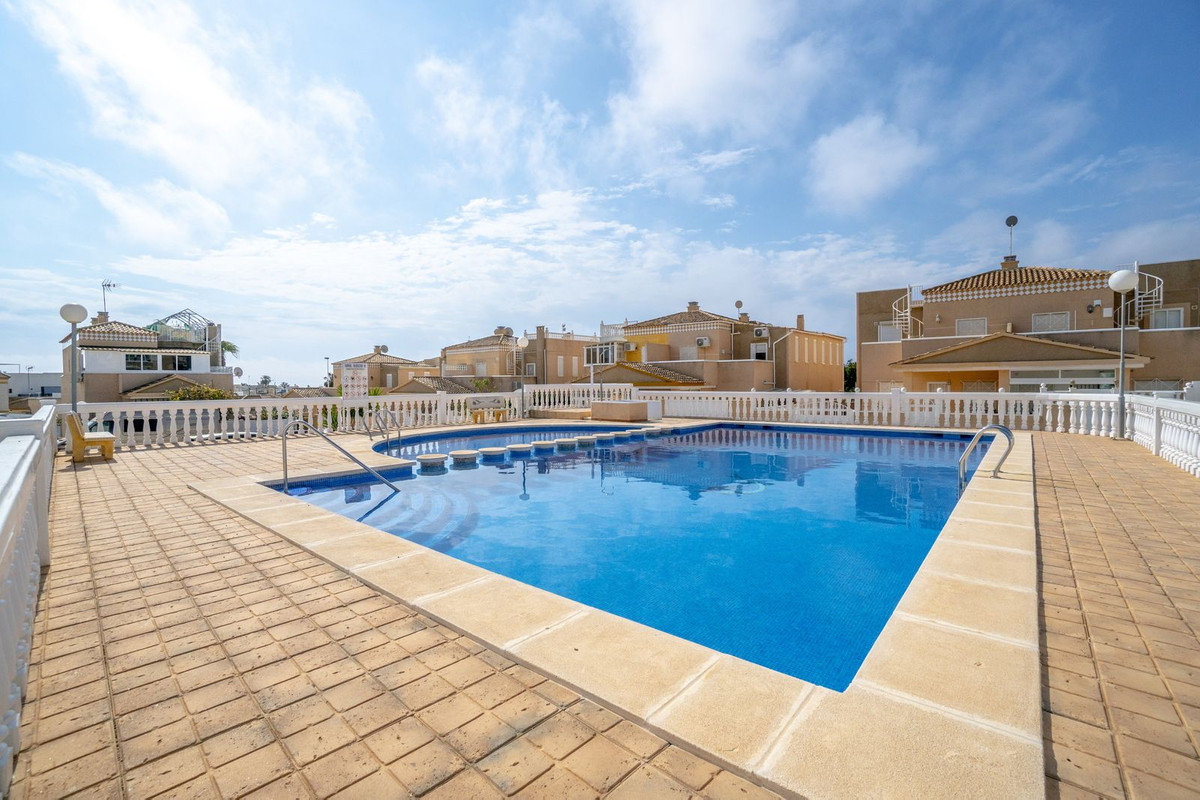 For sale - 2 Bedroom 1 Bathroom Apartment - Middle Floor Apartment in Torrevieja - Torrevieja Centro  - Alicante