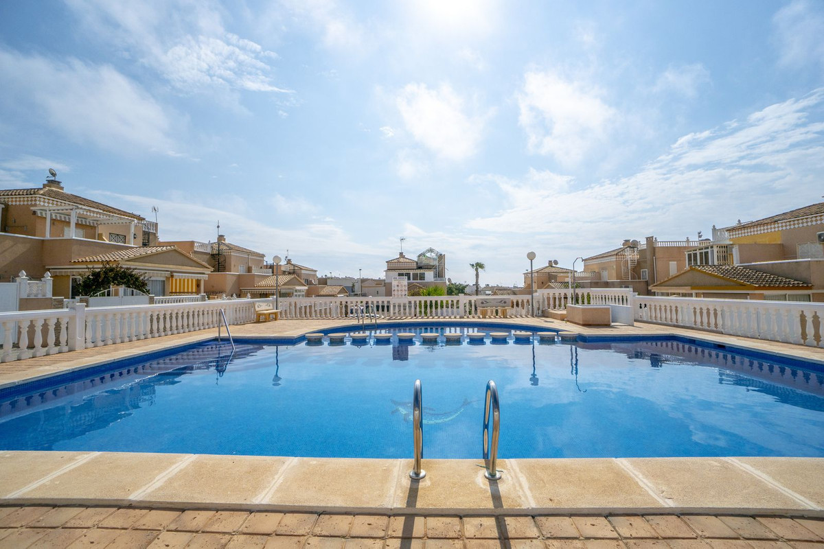For sale - 2 Bedroom 1 Bathroom Apartment - Middle Floor Apartment in Torrevieja - Torrevieja Centro  - Alicante