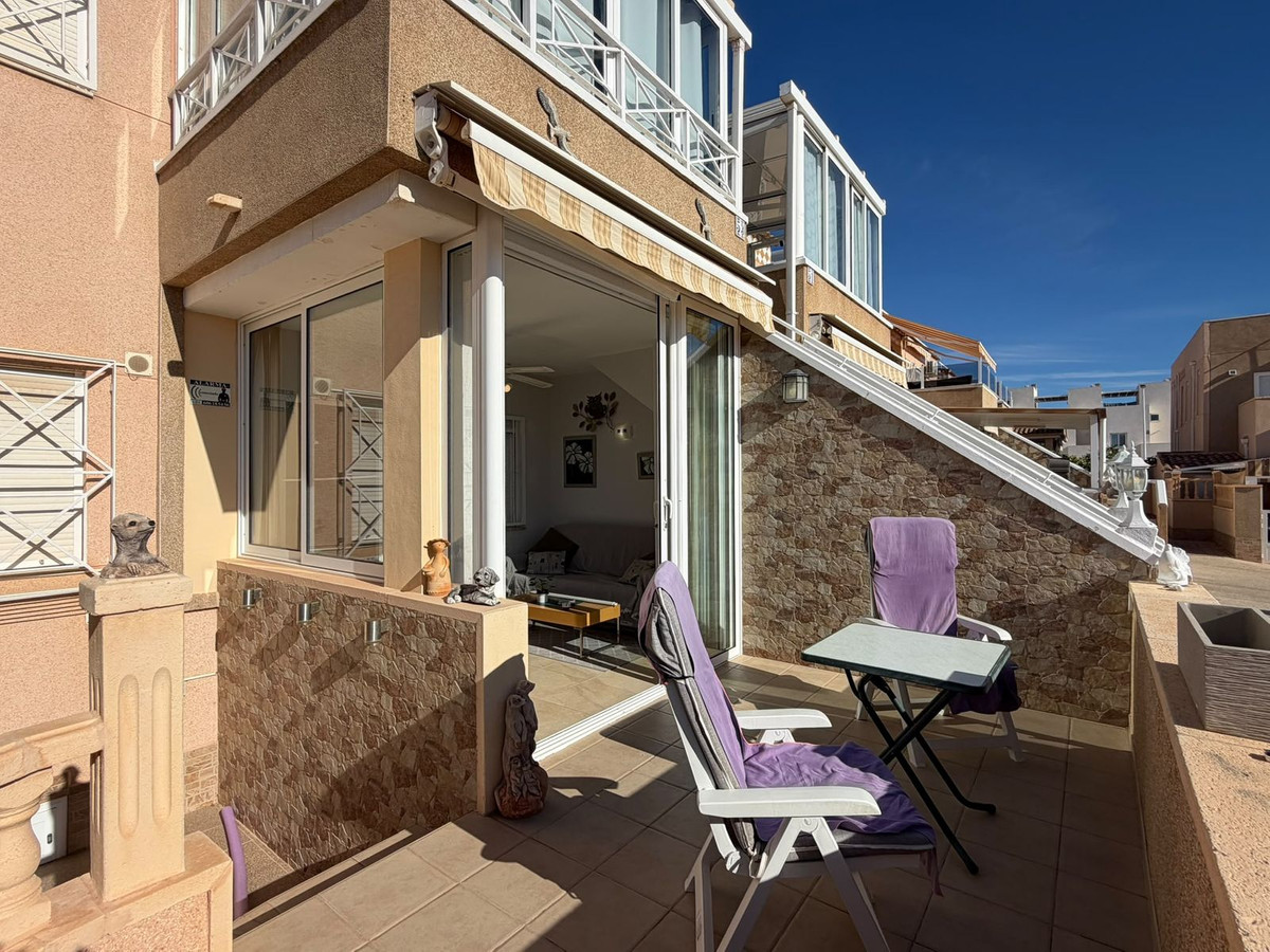 For sale - 2 Bedroom 1 Bathroom Apartment - Middle Floor Apartment in Torrevieja - Torrevieja Centro  - Alicante
