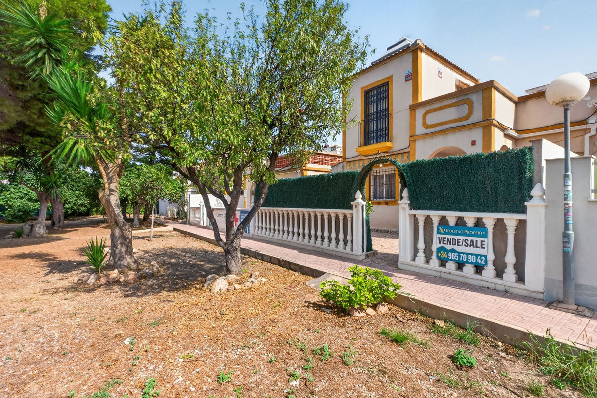 For sale - 3 Bedroom 2 Bathroom House - Townhouse in Torrevieja - Torrevieja Centro  - Alicante