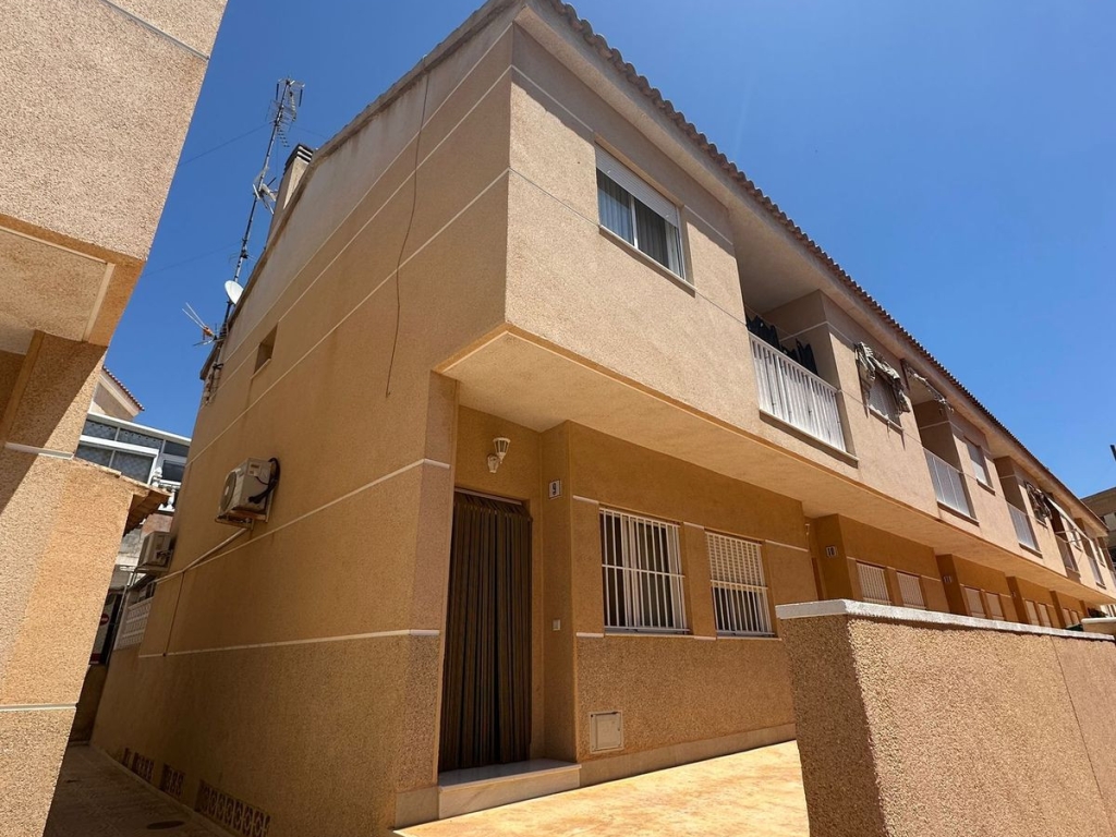 4 Bedroom 2 Bathroom House - Semi-Detached House in Santa Pola