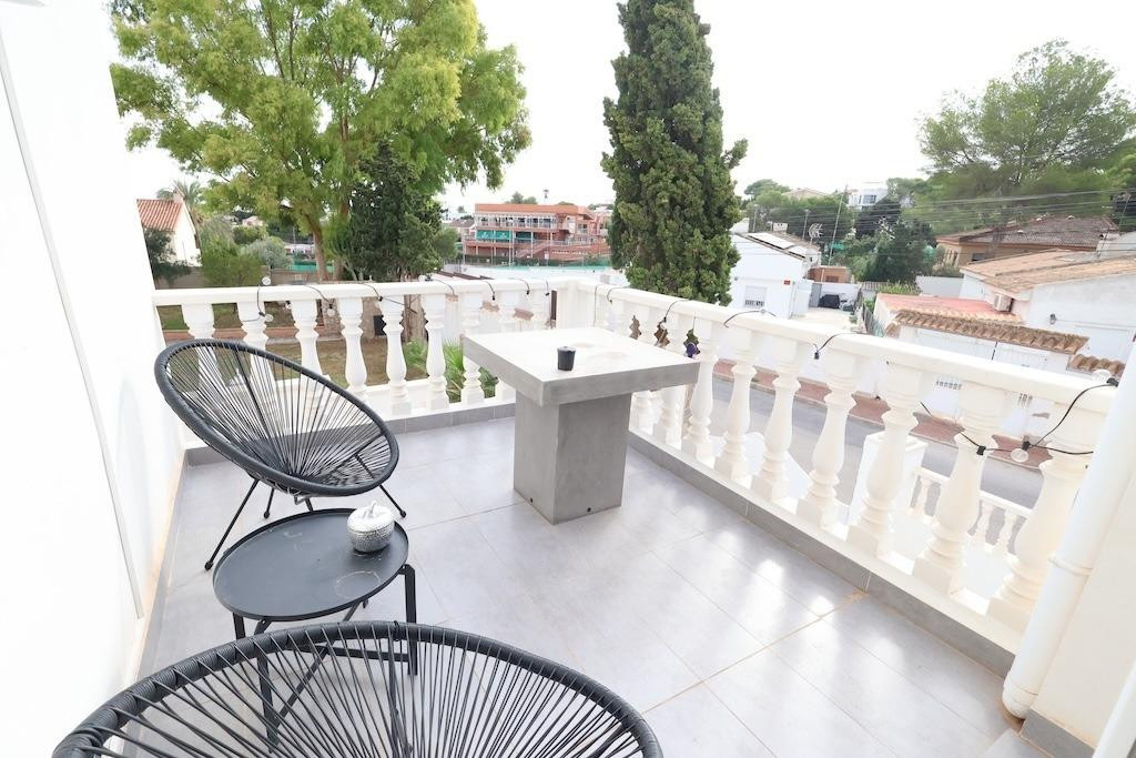 For sale - 5 Bedroom 3 Bathroom House - Detached Villa in Torrevieja - Torrevieja Centro  - Alicante
