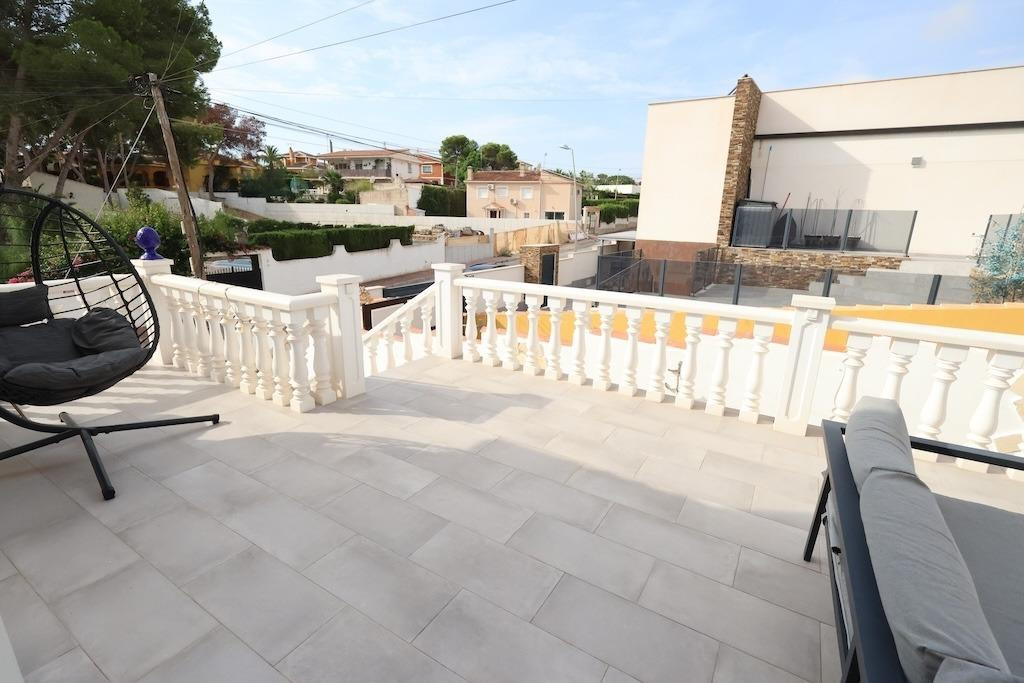 For sale - 5 Bedroom 3 Bathroom House - Detached Villa in Torrevieja - Torrevieja Centro  - Alicante