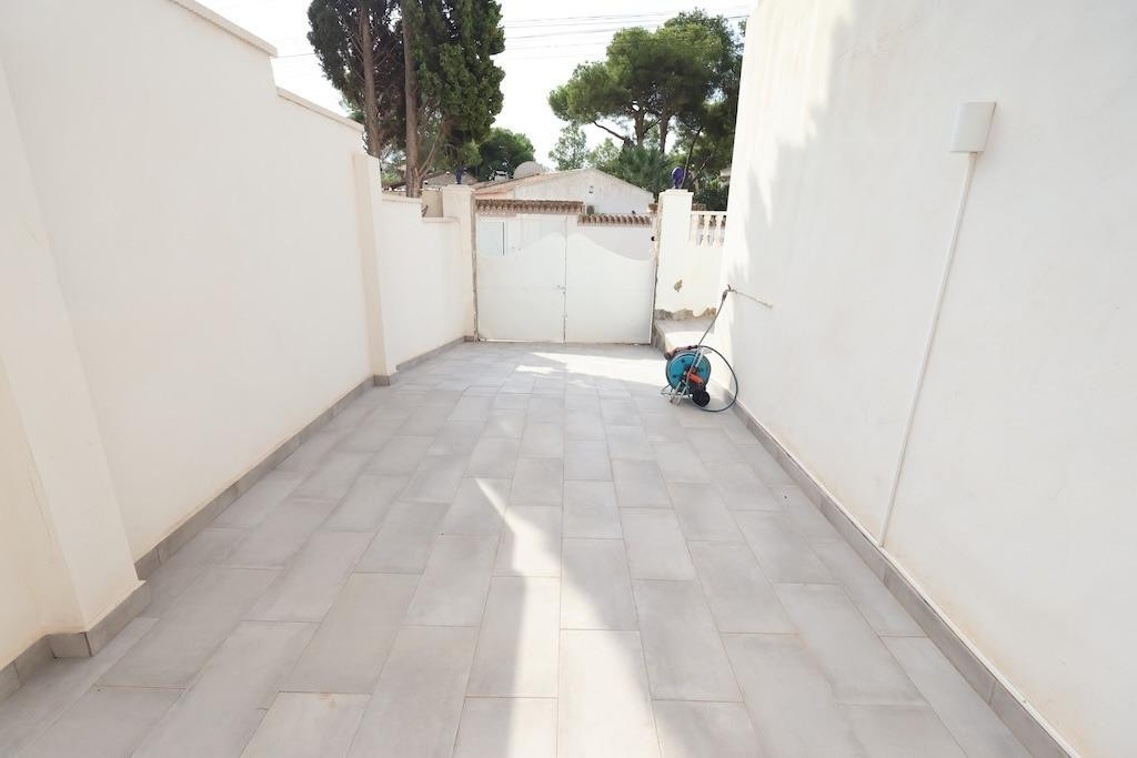 For sale - 5 Bedroom 3 Bathroom House - Detached Villa in Torrevieja - Torrevieja Centro  - Alicante
