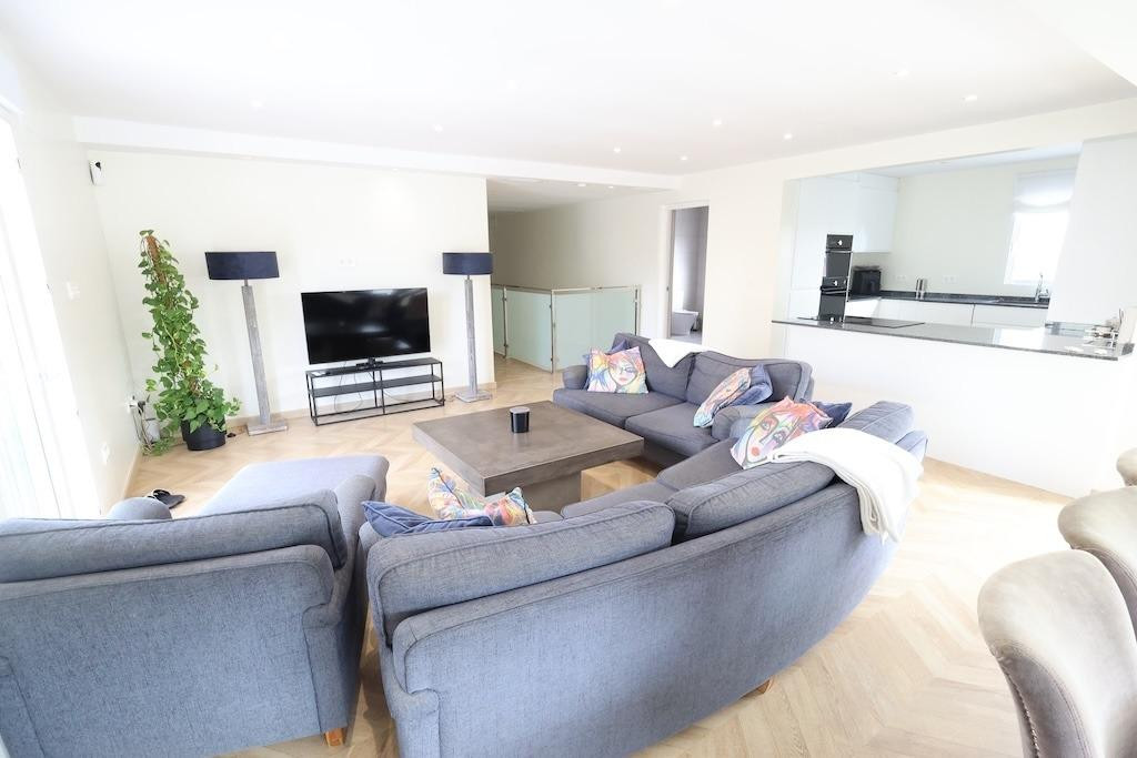 For sale - 5 Bedroom 3 Bathroom House - Detached Villa in Torrevieja - Torrevieja Centro  - Alicante