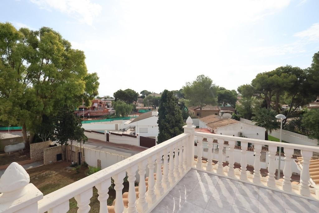 For sale - 5 Bedroom 3 Bathroom House - Detached Villa in Torrevieja - Torrevieja Centro  - Alicante