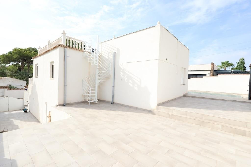 For sale - 5 Bedroom 3 Bathroom House - Detached Villa in Torrevieja - Torrevieja Centro  - Alicante