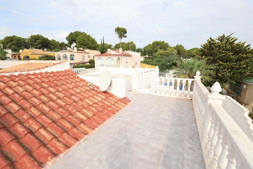 For sale - 5 Bedroom 3 Bathroom House - Detached Villa in Torrevieja - Torrevieja Centro  - Alicante