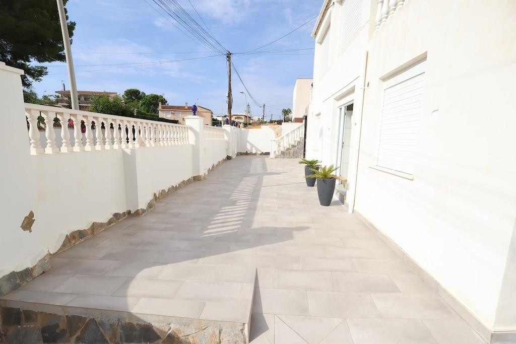 For sale - 5 Bedroom 3 Bathroom House - Detached Villa in Torrevieja - Torrevieja Centro  - Alicante