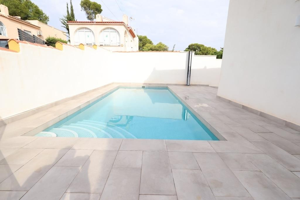 For sale - 5 Bedroom 3 Bathroom House - Detached Villa in Torrevieja - Torrevieja Centro  - Alicante