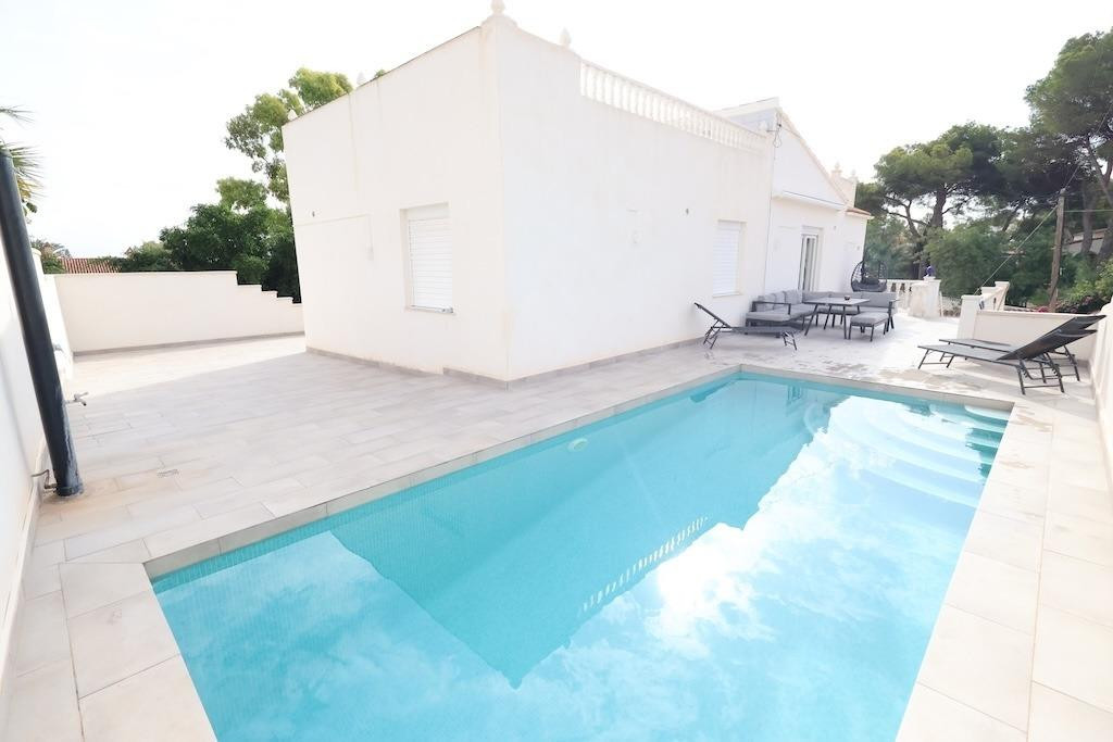For sale - 5 Bedroom 3 Bathroom House - Detached Villa in Torrevieja - Torrevieja Centro  - Alicante
