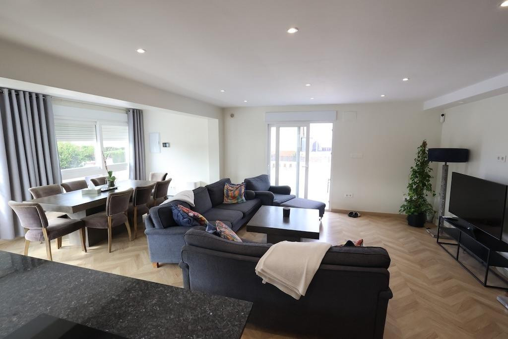 For sale - 5 Bedroom 3 Bathroom House - Detached Villa in Torrevieja - Torrevieja Centro  - Alicante