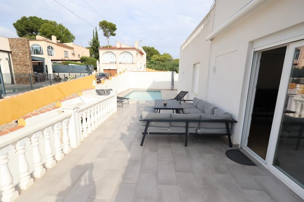 For sale - 5 Bedroom 3 Bathroom House - Detached Villa in Torrevieja - Torrevieja Centro  - Alicante