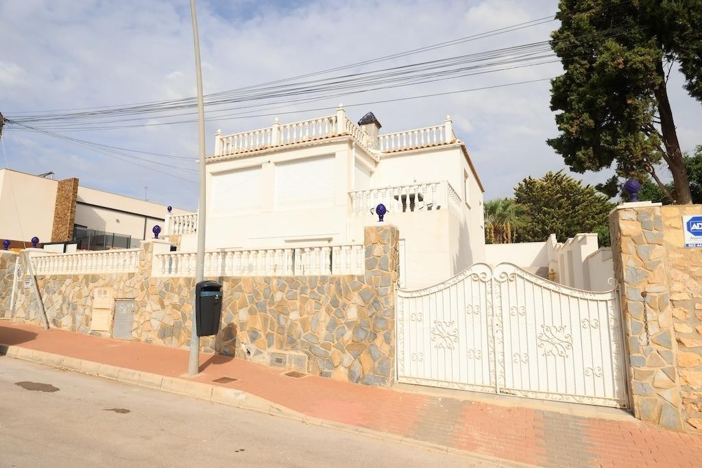For sale - 5 Bedroom 3 Bathroom House - Detached Villa in Torrevieja - Torrevieja Centro  - Alicante