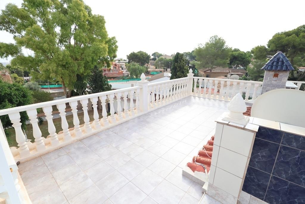 For sale - 5 Bedroom 3 Bathroom House - Detached Villa in Torrevieja - Torrevieja Centro  - Alicante