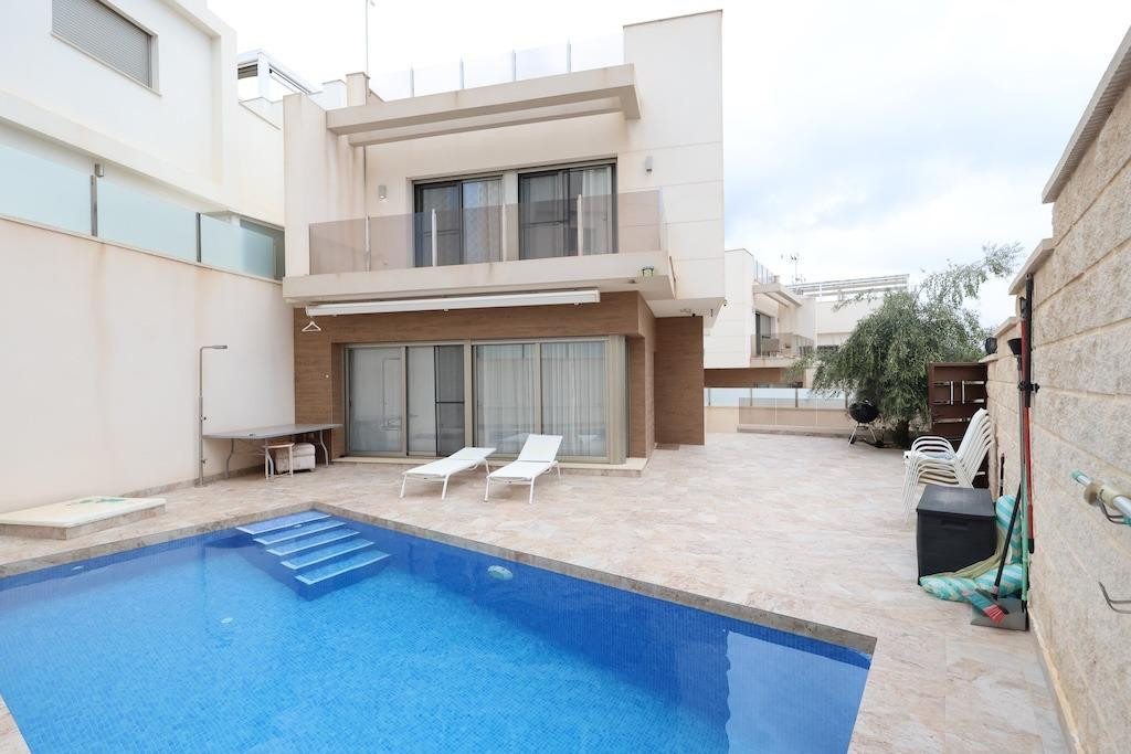 For sale - 3 Bedroom 3 Bathroom House - Detached Villa in Orihuela - Orihuela Costa  - Alicante