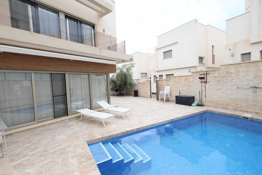 For sale - 3 Bedroom 3 Bathroom House - Detached Villa in Orihuela - Orihuela Costa  - Alicante
