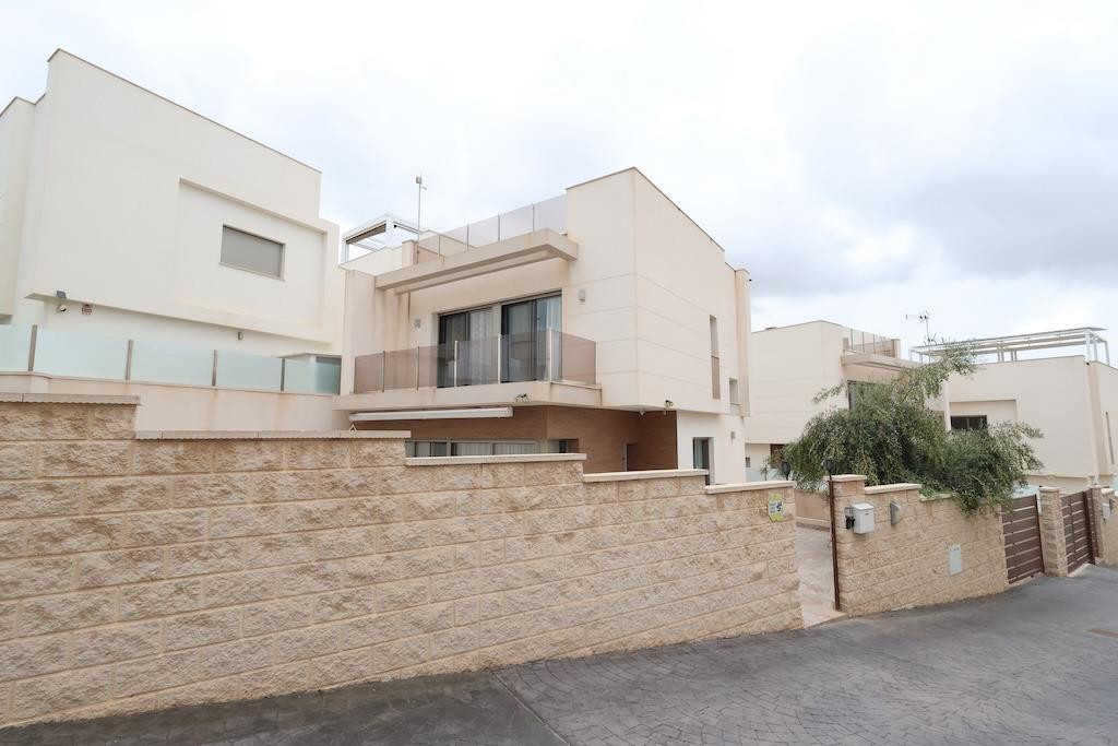For sale - 3 Bedroom 3 Bathroom House - Detached Villa in Orihuela - Orihuela Costa  - Alicante