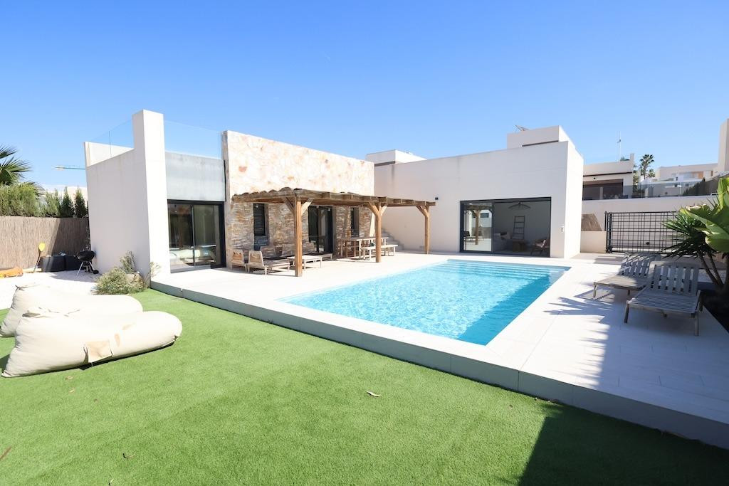 For sale - 3 Bedroom 2 Bathroom House - Detached Villa in Algorfa - Algorfa Centro  - Alicante