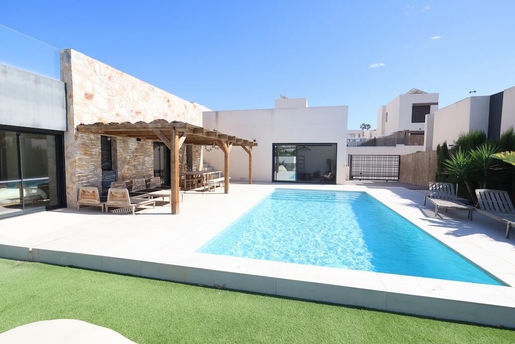 3 Bedroom 2 Bathroom House - Detached Villa in Algorfa