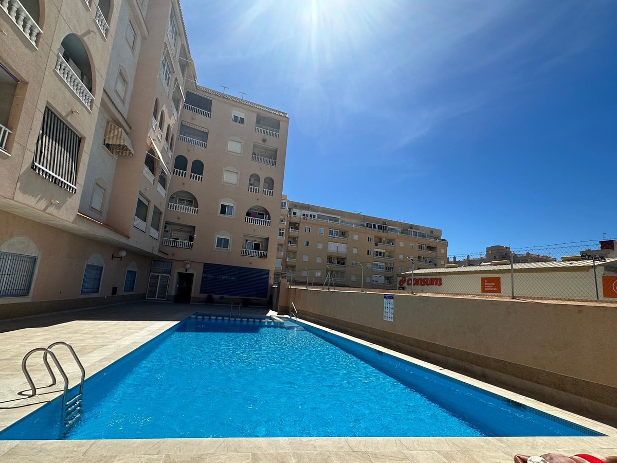 For sale - 2 Bedroom 2 Bathroom Apartment - Middle Floor Apartment in Torrevieja - Torrevieja Centro  - Alicante