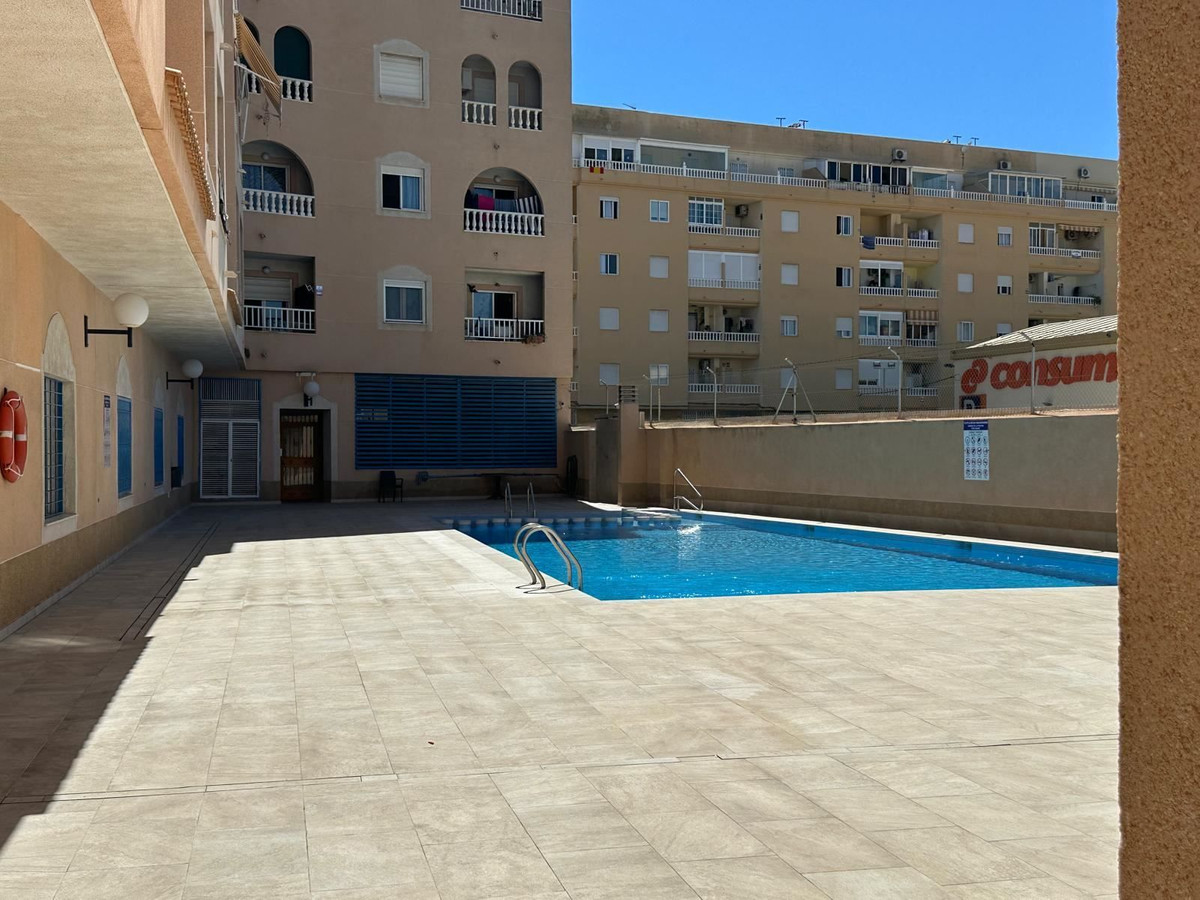 For sale - 2 Bedroom 2 Bathroom Apartment - Middle Floor Apartment in Torrevieja - Torrevieja Centro  - Alicante