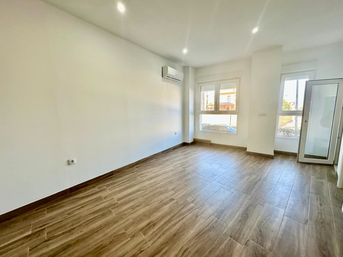 For sale - 2 Bedroom 2 Bathroom Apartment - Middle Floor Apartment in Torrevieja - Torrevieja Centro  - Alicante