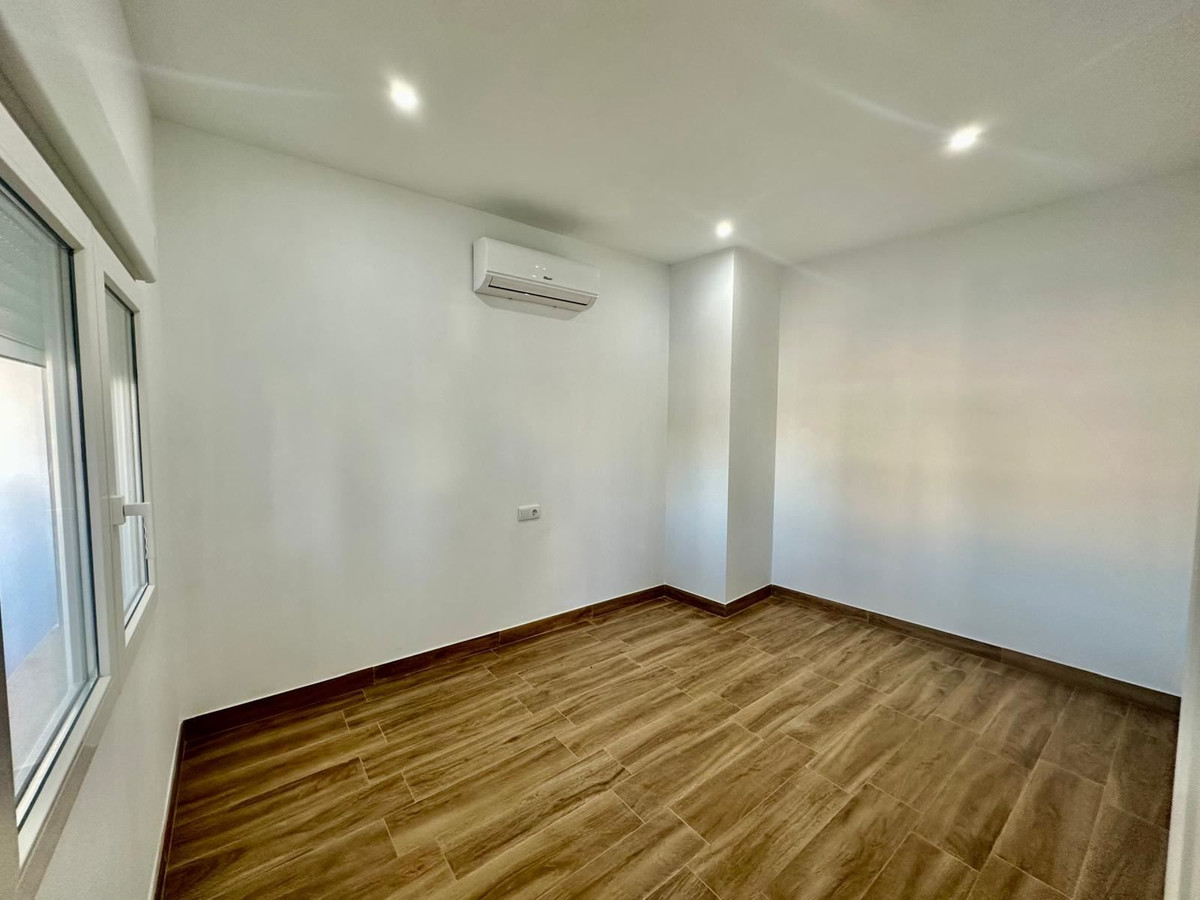 For sale - 2 Bedroom 2 Bathroom Apartment - Middle Floor Apartment in Torrevieja - Torrevieja Centro  - Alicante