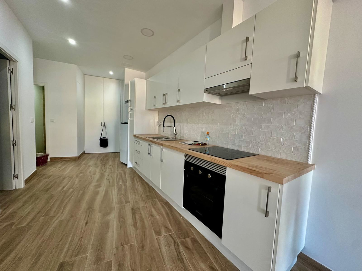 For sale - 2 Bedroom 2 Bathroom Apartment - Middle Floor Apartment in Torrevieja - Torrevieja Centro  - Alicante