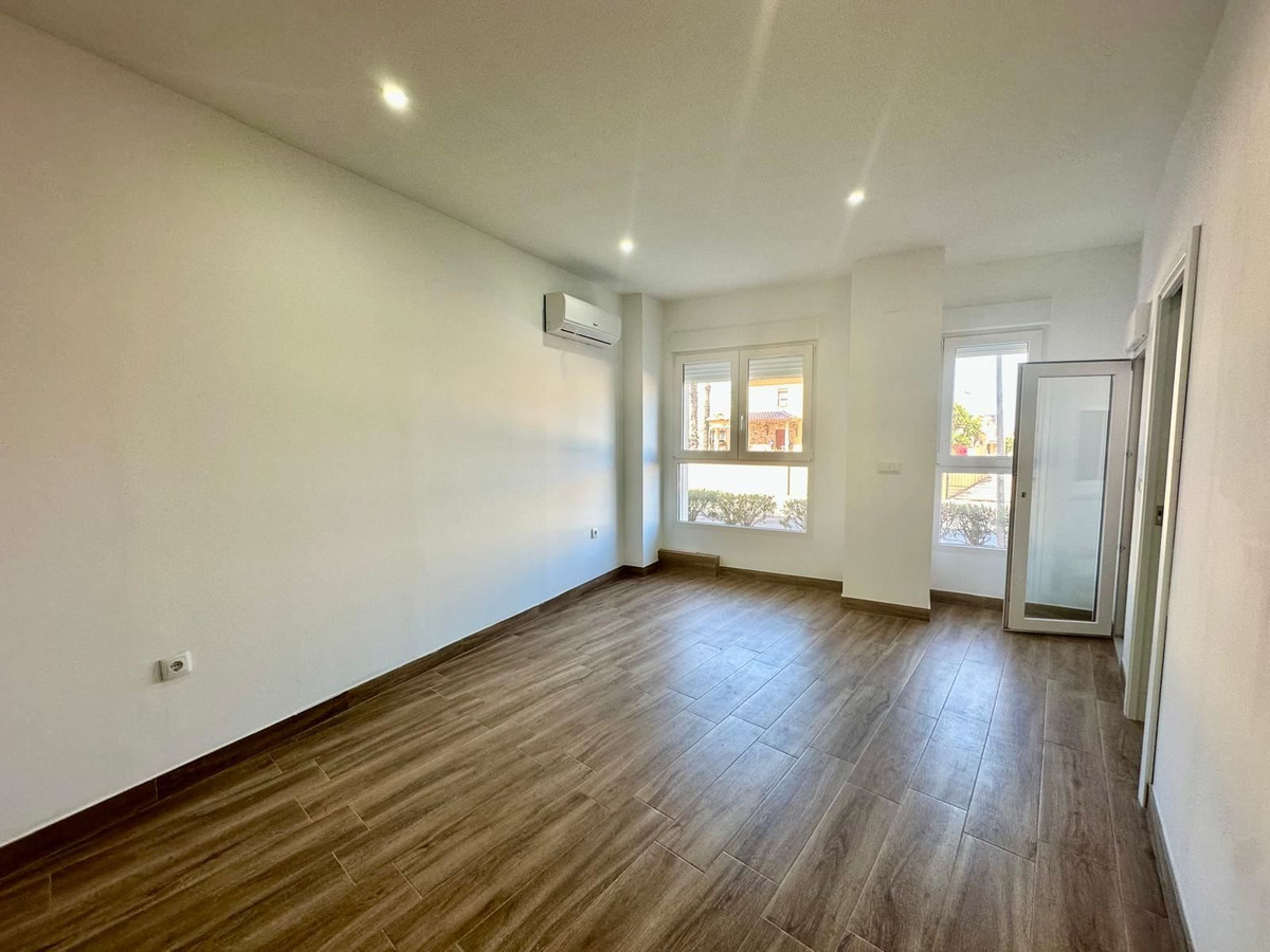 For sale - 2 Bedroom 2 Bathroom Apartment - Middle Floor Apartment in Torrevieja - Torrevieja Centro  - Alicante